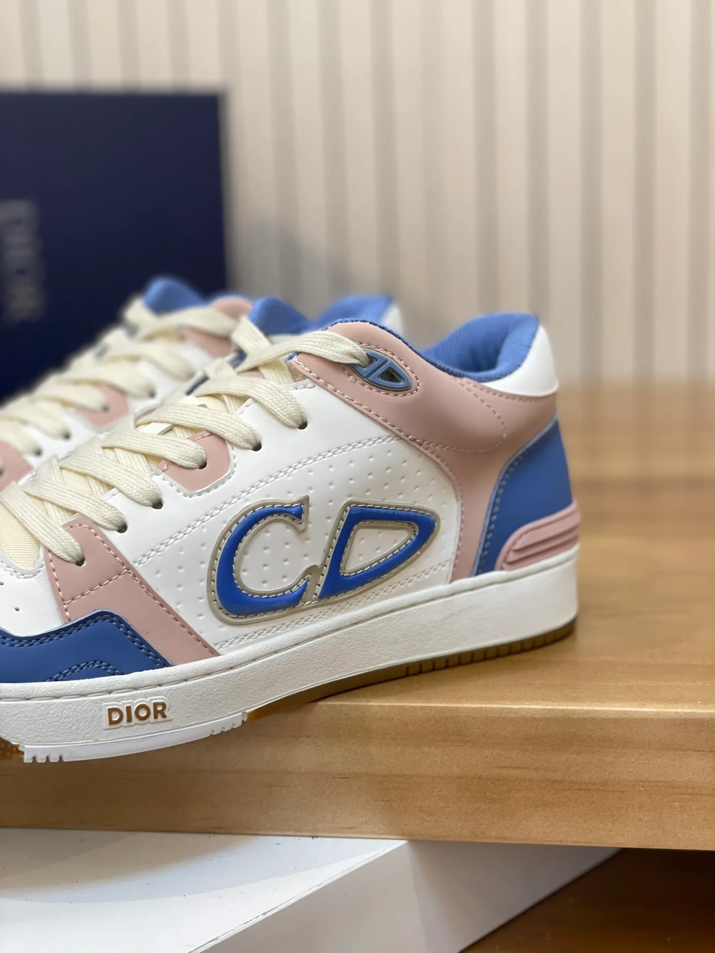 Men's shoes: 💰P440¥ Product trademark: Dior* "Dior*" high-top casual shoes Regular size: 38-44 (can be customized to 45.46) Product materials: Upper imported cowhide stitched with original fabric, breathable lining, original outsole. Number: 1006